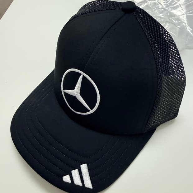 아디다스 AMG 포뮬러 원 2025 팀 스냅백 스타 트러커 캡 블랙