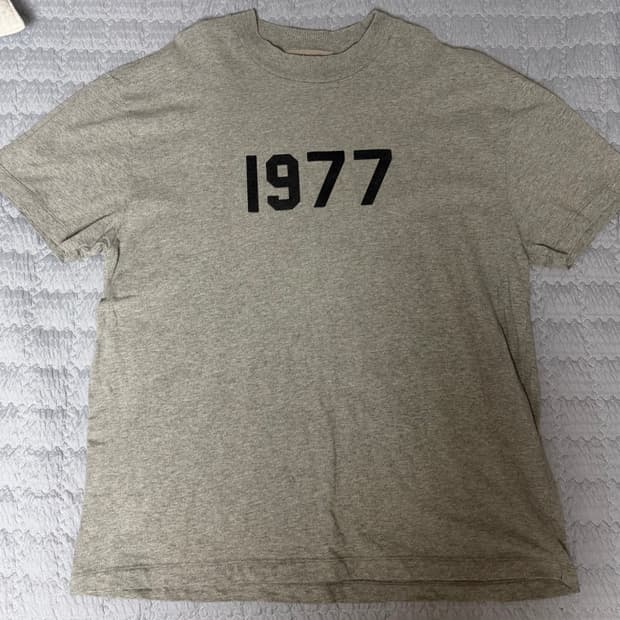 에센셜 1977 티셔츠 다크 오트밀 - 22SS M사이즈