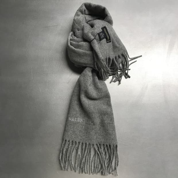 발렌티노 그레이 머플러