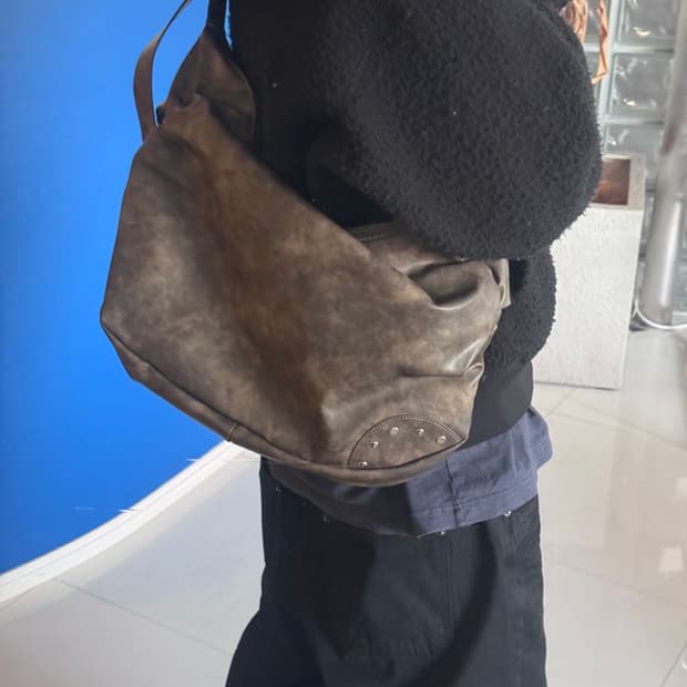 STADS ROUND SHOULDER BAG 스태즈 라운드 숄더백