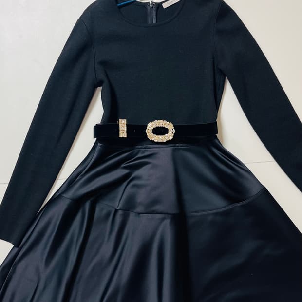 새상품) 질스튜어트 새틴 플레어 니트 블랙 원피스 55 연말룩 하객룩