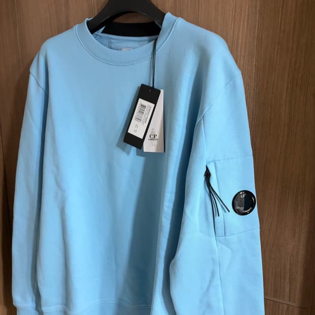 새상품(XL)씨피컴퍼니 CP컴퍼니 렌즈 와펜 크루넥 맨투맨 스카이