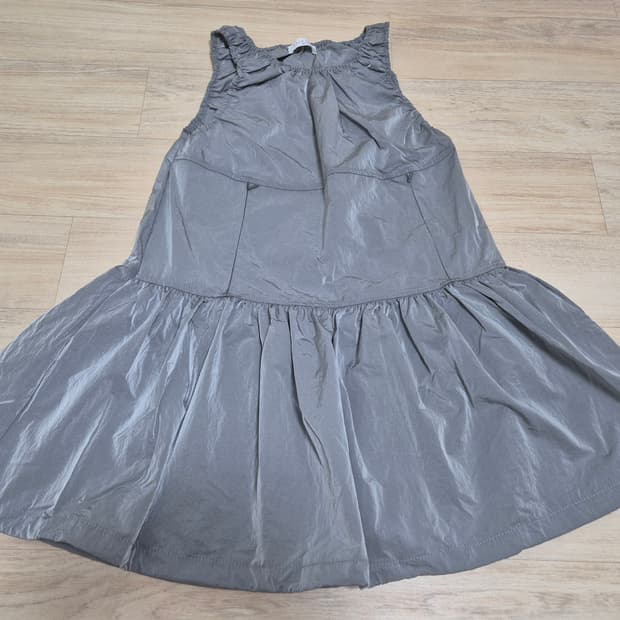 그레이 나일론 셔링 스트링 퍼프 나시 원피스