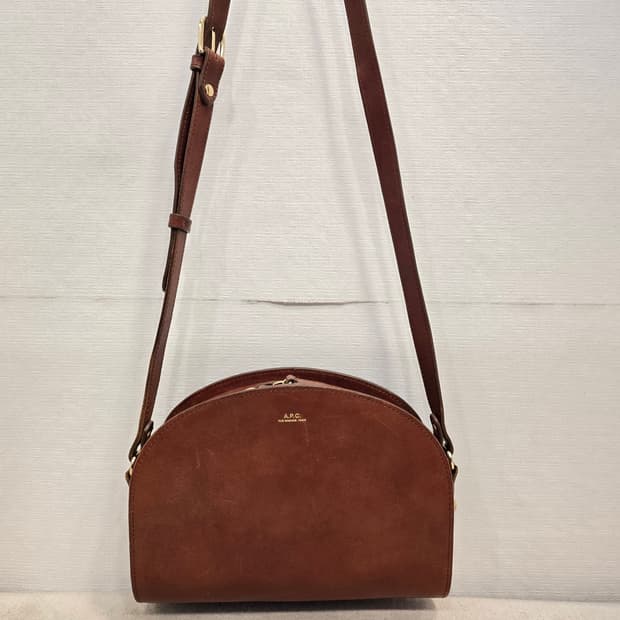A.P.C 아페쎄 하프문 브라운 크로스백 가방