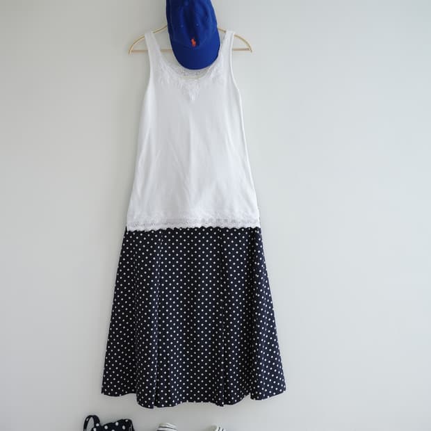 JEANASIS  
• 화이트 레이스 슬리브리스