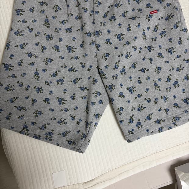 슈프림 플라워 프린트 스웻쇼츠