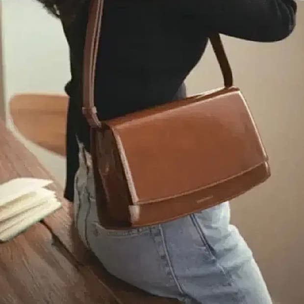 밀리유미유 브라운 에나멜 숄더백 디자이너브랜드