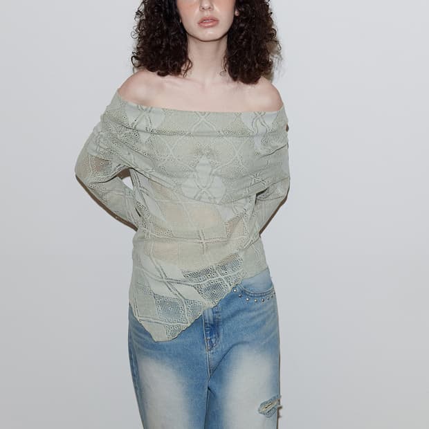 폴리수엠 ARGYLE LACE OFF-SHOULDER SWEATER