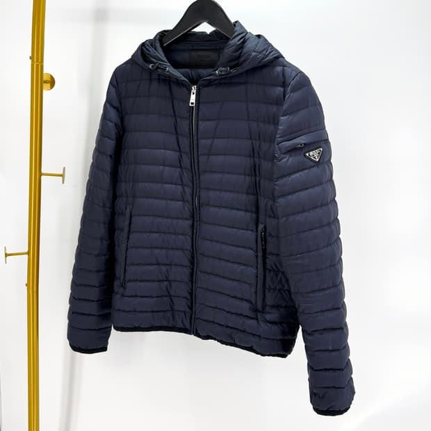 [46사이즈] 프라다 남성 후드 경량 패딩 네이비 (SGH828)
