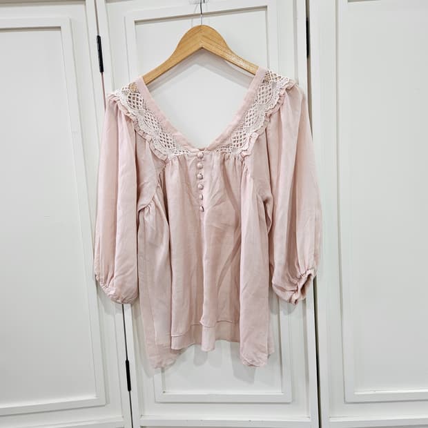 질스튜어트 (JILL STUART) 레이스 브이넥 블라우스