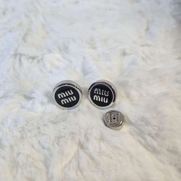 미우미우 뷰티 에나멜 귀걸이