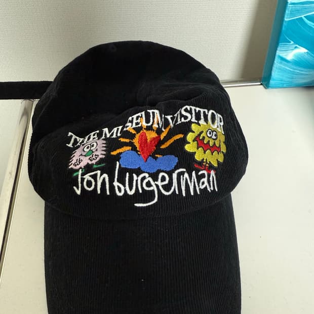 더뮤지엄비지터 x 존 버거맨 볼캡 블랙