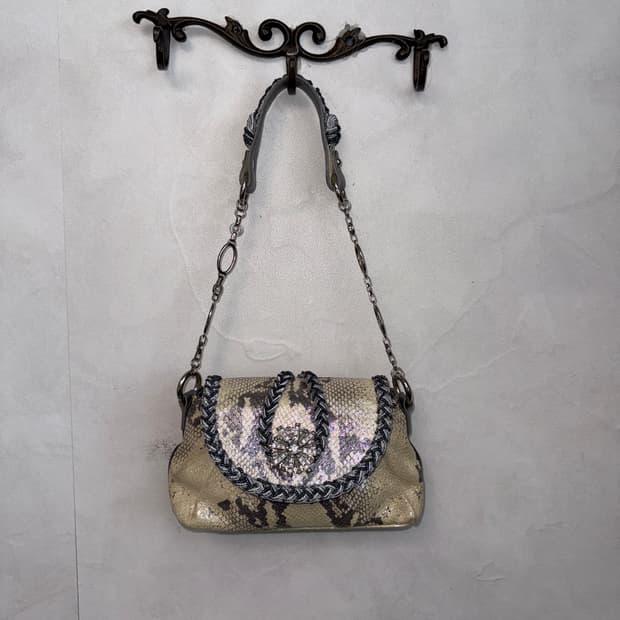 Esquire ivory python cubic chain 숄더백