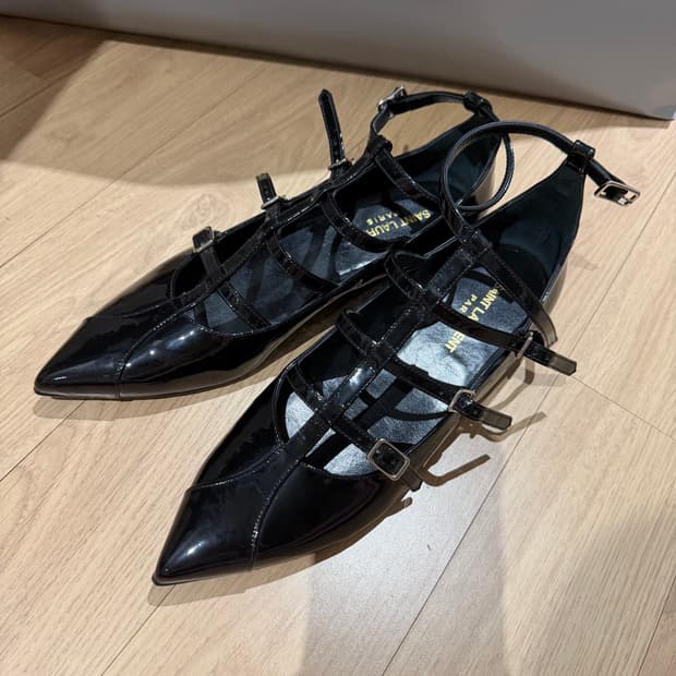 생로랑 블랙에나멜 스트랩 플랫