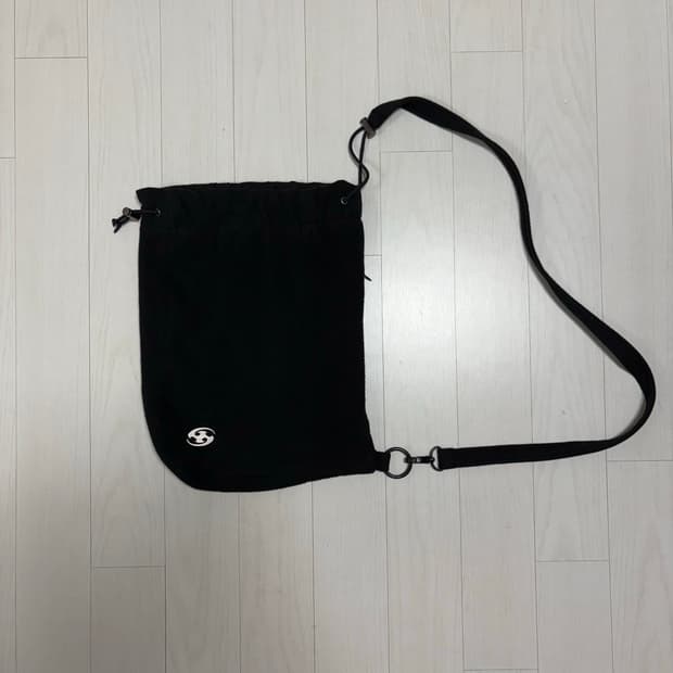 산산기어 21fw 플리스백 블랙