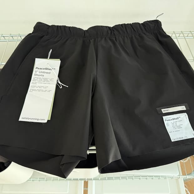 새티스파이 피스쉘 5인치 언라인드 쇼츠 블랙