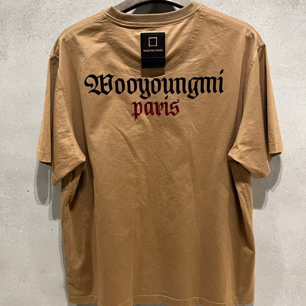 우영미 백로고 반팔 티셔츠 베이지