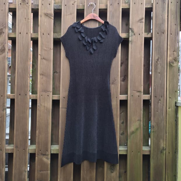 스피치오 블랙 플리츠 페탈 넥 원피스