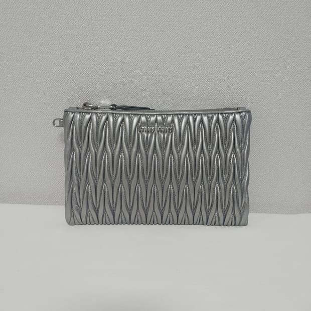 정품 미우미우 마테라쎄 클러치 실버