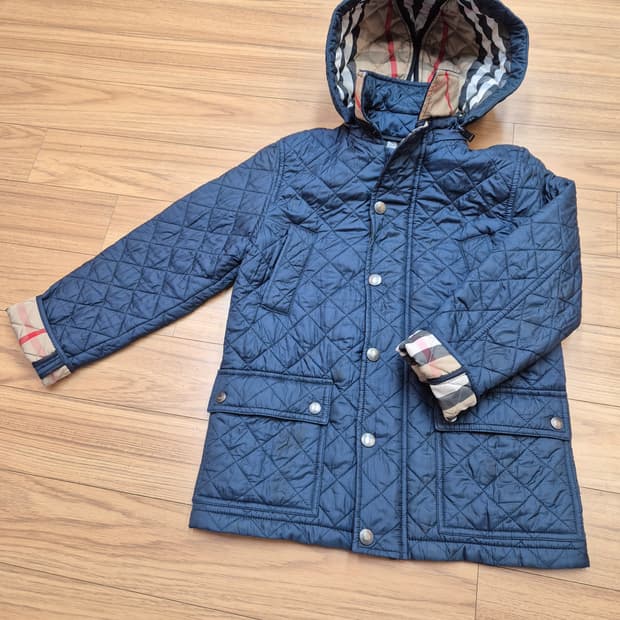 네이비 색상의 버버리 키즈 누빔 후드 자켓입니다. 겉감은 폴리아미드 소재