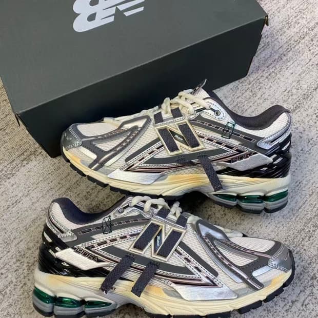 뉴발란스 1906A 실버 메탈릭 캐슬락