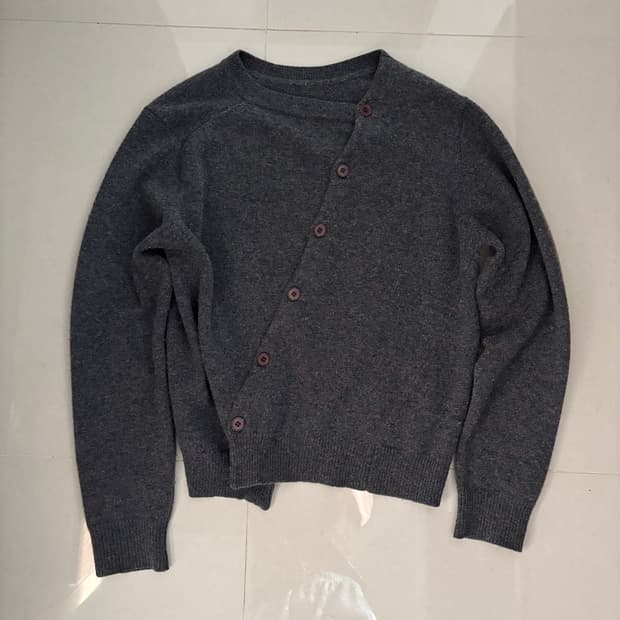 누마레 EE 사선 가디건 차콜 L