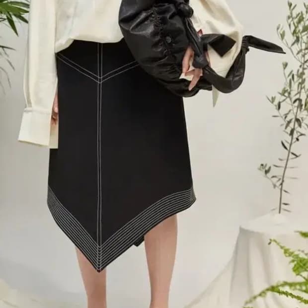 로우클래식 스티치 언발란스 스커트