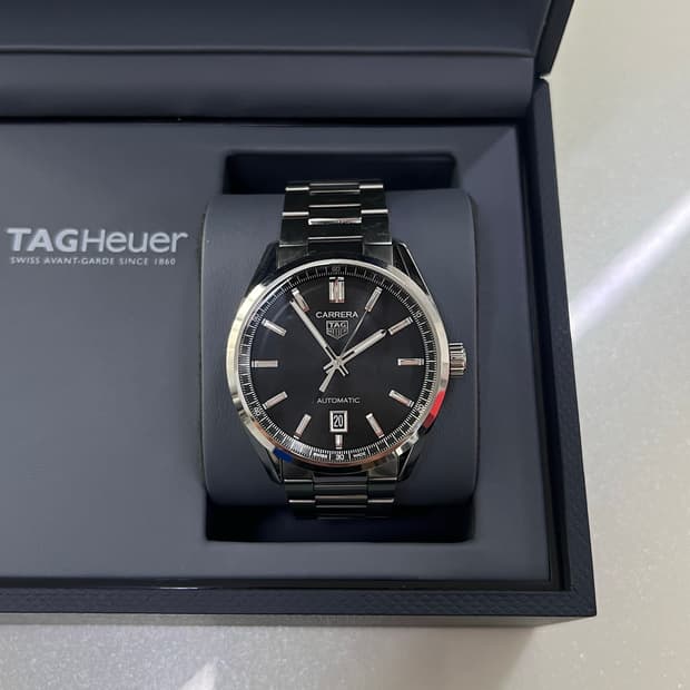 태그호이어 까레라 데이트 39mm 검정/실버