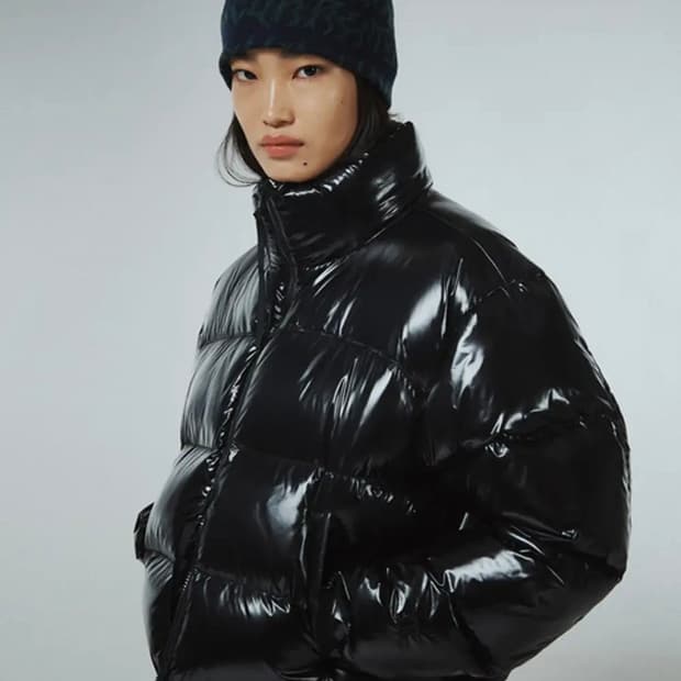 커렌트 숏 푸퍼 패딩 글로시 블랙 판매합니다
