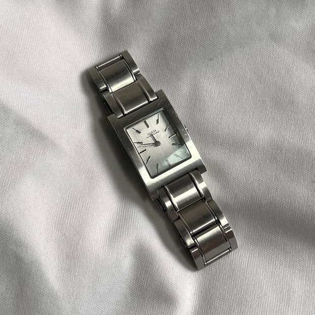 게스 마이크로 스틸 스퀘어 메탈 밴드 시계