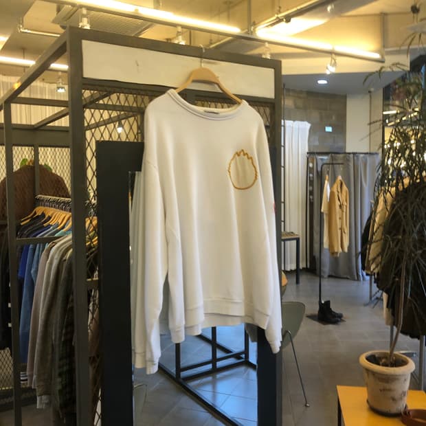 아크네 립스틱 스웻셔츠