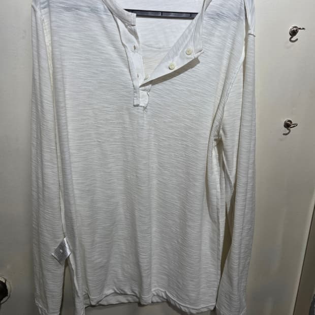 화이트긴팔티셔츠