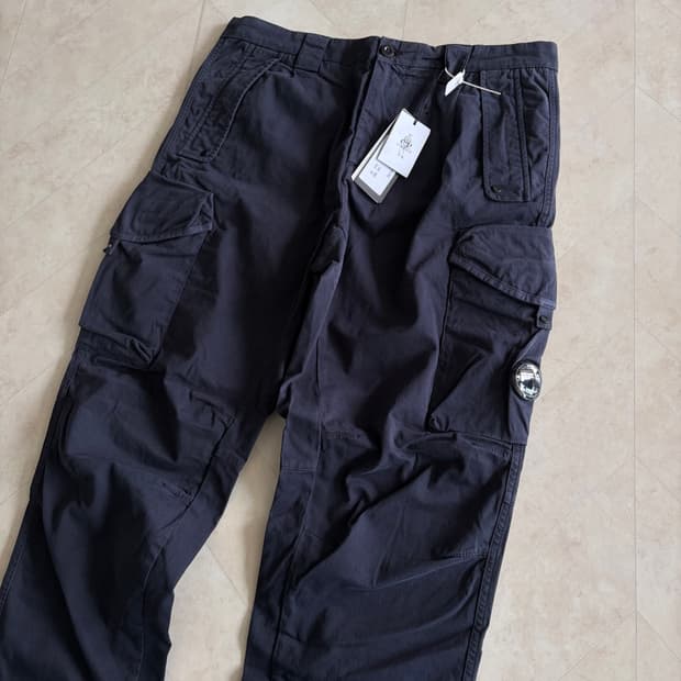 [새상품]CP컴퍼니 씨피컴퍼니 스트레치 루즈핏 렌즈 로고 팬츠 네이비