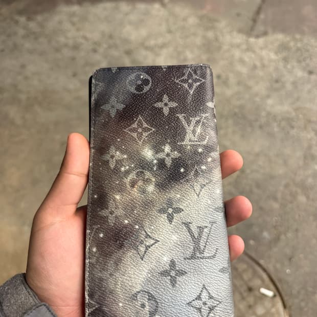 루이비통 갤럭시 장지갑 팝니다
