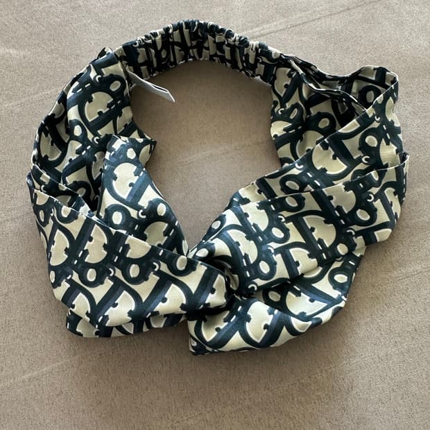 디올(Dior) 오블리크 노티드 헤어 밴드 (정품)