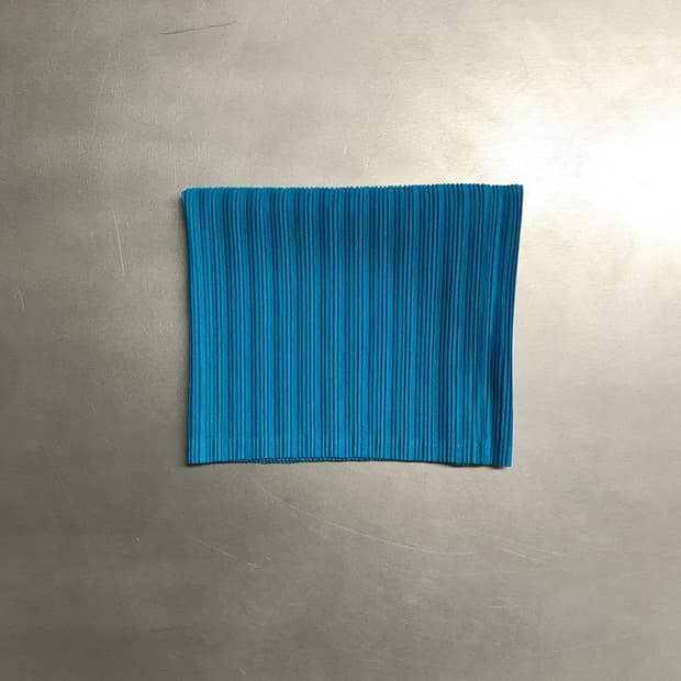 이세이 미야케 플리츠 플리즈 넥워머 코발트블루