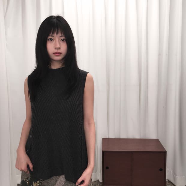 그레이 니트 슬리브리스