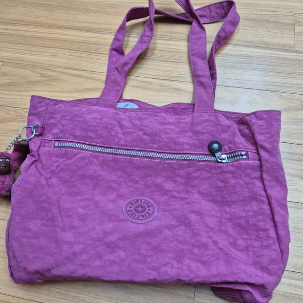 키플링 퍼플 토트백 K13610-161 모델입니다. 가벼운 소재라 데일리