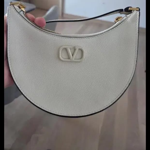 발렌티노 카프스킨 V로고 호보백 아이보리