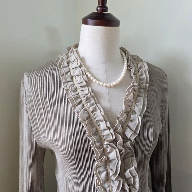 에바큐브 프릴 플리츠 가디건