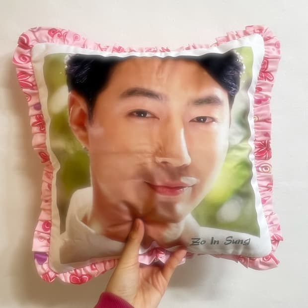 그윽한 눈빛의 조인성 쿠션 〰️