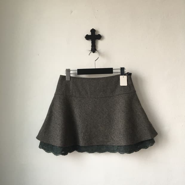 Lace point woolen mini skirt