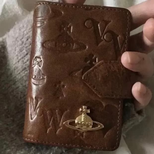 비비안웨스트우드 지갑 구합니다