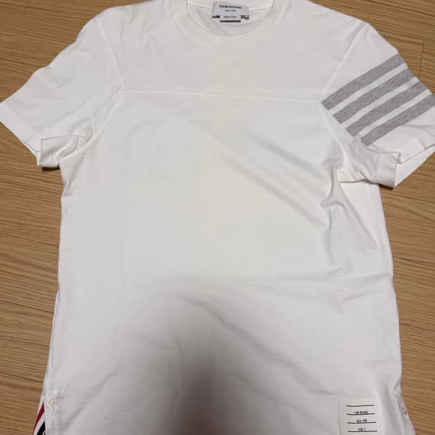 톰브라운 사선 완장 자수 반팔