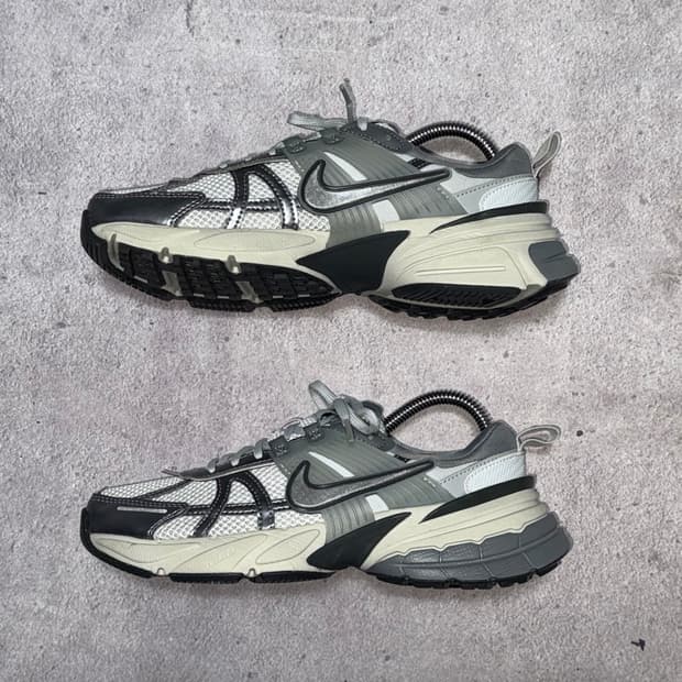 나이키 V2K 런 메탈릭 실버 240mm