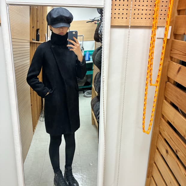 비대칭 절개 하이넥 울 코트