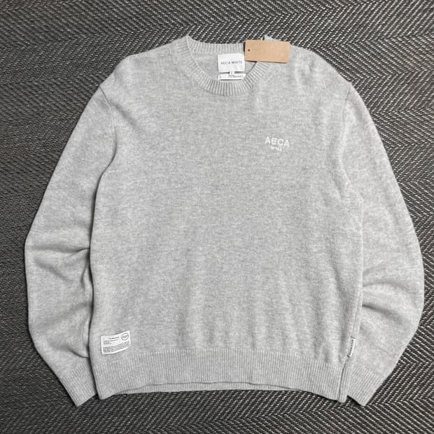AECA 미니멀 스몰로고 크루넥 니트 스웨터o 5377