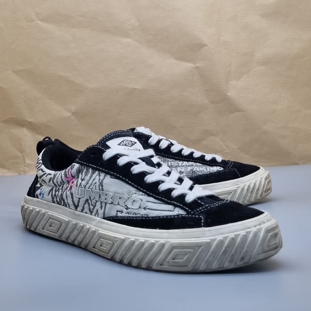 엄브로 팬킹 더비스타 스니커즈 250