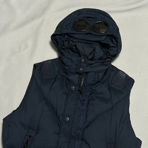 100 C.P.컴퍼니 고글 후드 패딩 베스트