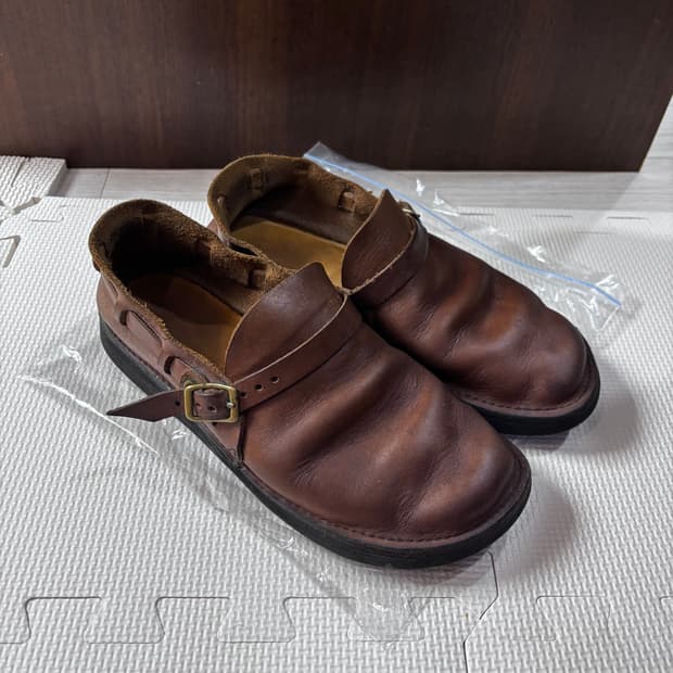 오로라 슈즈 브라운 가죽 클로그 250